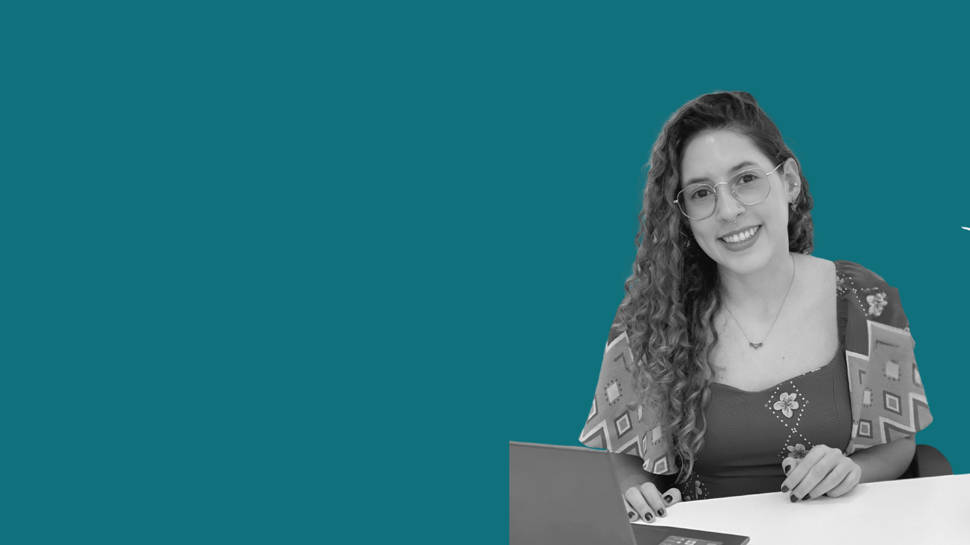 Rafaela Levinthal - Psicóloga Clínica em Manaus, sorrindo em ambiente profissional acolhedor